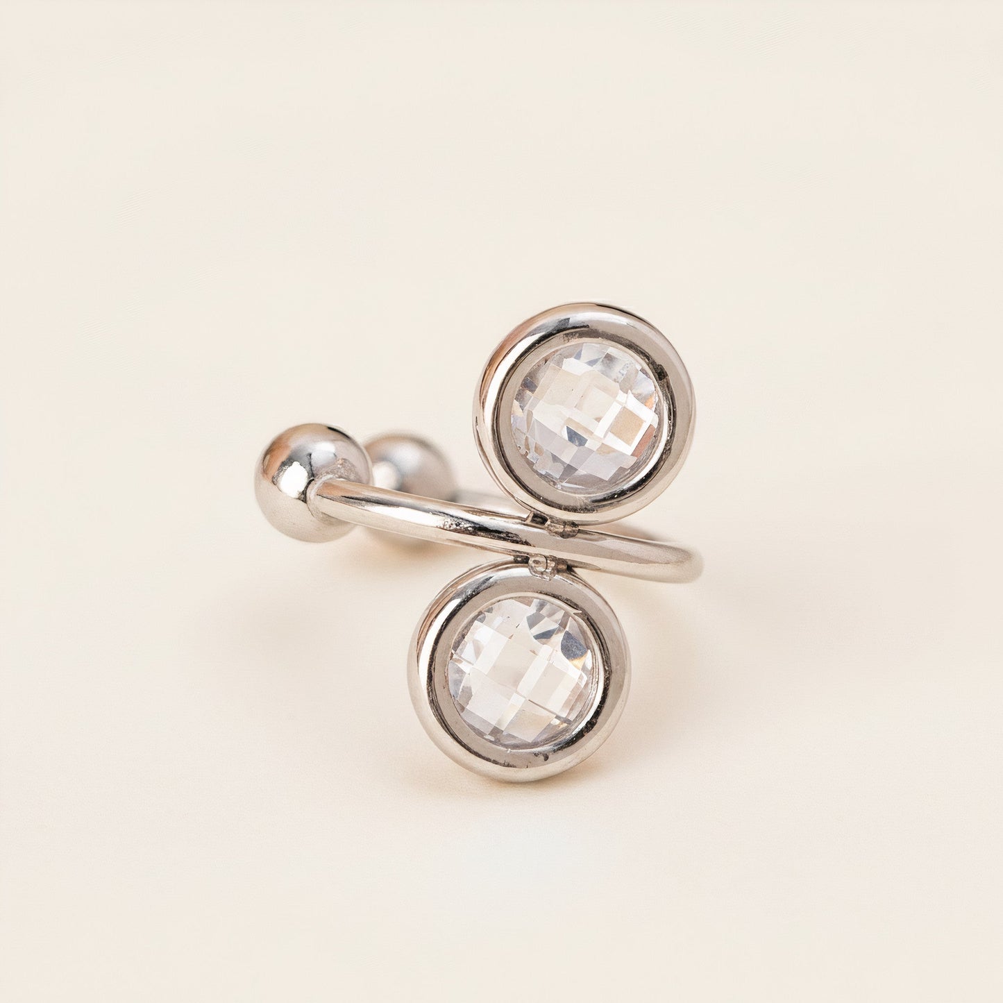 Earcuff argintiu ornamentat cu două strasuri rotunde