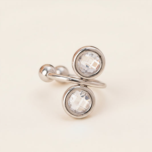 Earcuff argintiu ornamentat cu două strasuri rotunde