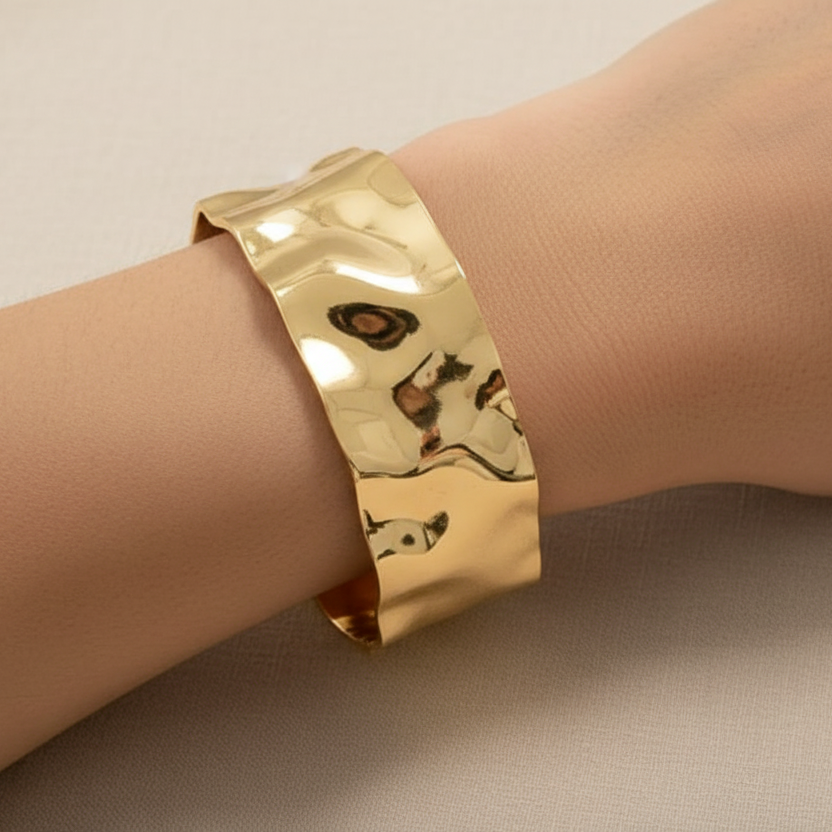 Brățară martelată open cuff – auriu, editorial