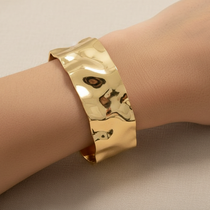 Brățară martelată open cuff – auriu, editorial