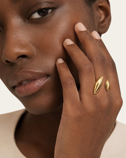 Time4Me adjustable duoform ring in polished gold stainless steel worn on a woman's finger