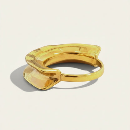 Time4Me adjustable gold wave ring made of stainless steel with a polished finish on a neutral background