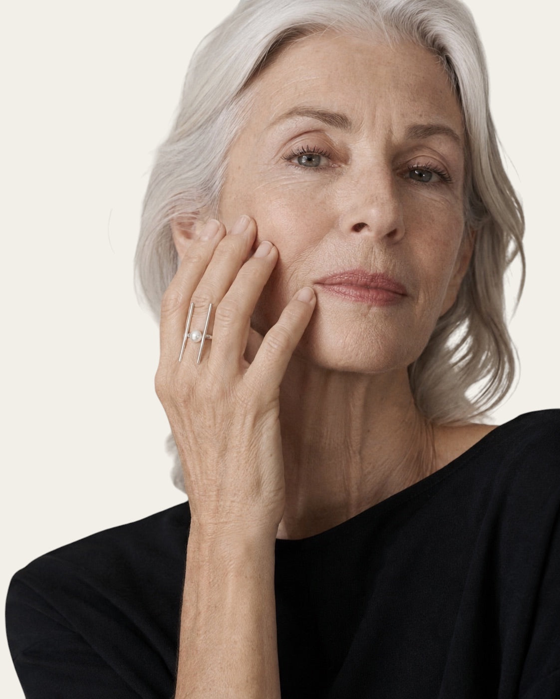 Time4Me minimalist silver-tone stainless steel ring with a central pearl worn by an elegant woman