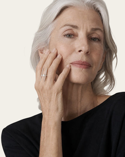 Time4Me minimalist silver-tone stainless steel ring with a central pearl worn by an elegant woman